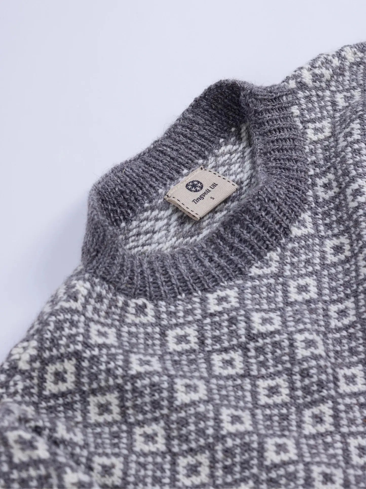 Olve Ullgenser – Grey & Natural White